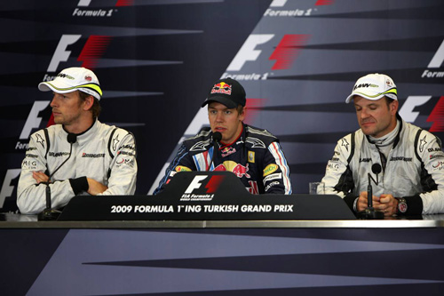 Слева направо: Дженсон Баттон, Себастьян Феттель, Рубенс Баррикелло