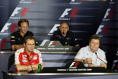 Слева направо: (первый ряд) Стефано Доменикали, Норберт Хауг, (второй ряд) Кристиан Хорнер, Франц Тост