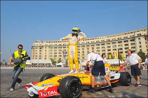 Уличное шоу в Бухаресте