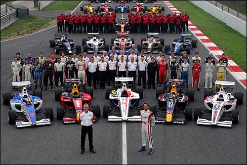 Фотосессия на тестах в Барселоне. Джонатан Палмер, Энди Соучек, гонщики и машины серии...