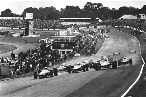 Старт гонки в Брэндс-Хетч