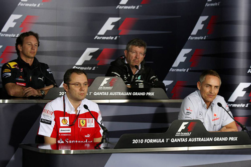 Слева направо: (первый ряд) Стефано Доменикали, Мартин Уитмарш. (второй ряд) Кристиан Хорнер, Росс Браун