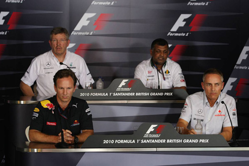 Слева направо: (первый ряд) Кристиан Хорнер, Мартин Уитмарш. (второй ряд) Росс Браун, Тони Фернандес