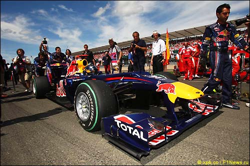 Стартовое поле Гран При Великобритании 2010. Себастьян Феттель