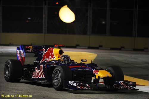 Себастьян Феттель на трассе в Сингапуре