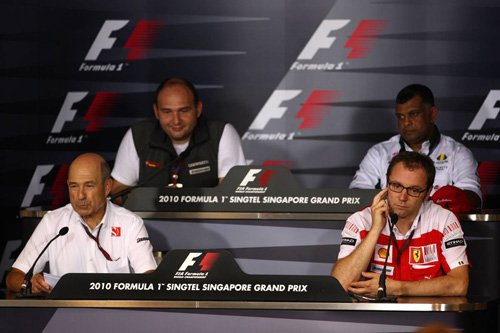 Слева направо: (первый ряд) Петер Заубер, Стефано Доменикали. (второй ряд) Колин Коллес, Тони Фернандес