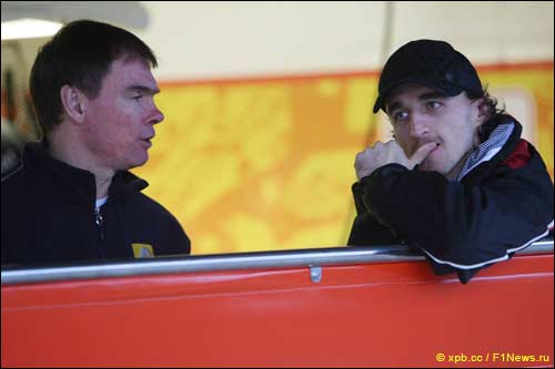 Инженер Renault Алан Пермейн и Роберт Кубица