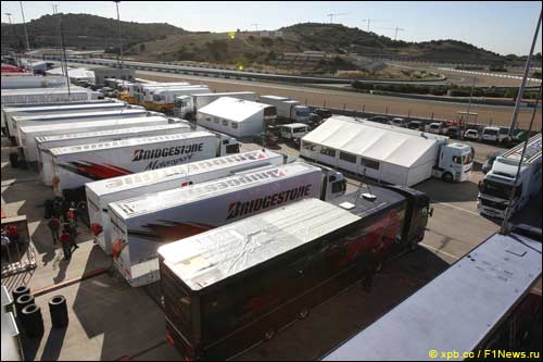 Херес. Грузовики команд в боксах