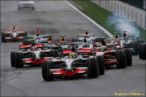 Льюис Хэмилтон лидирует на старте Гран При Бельгии 2008 года