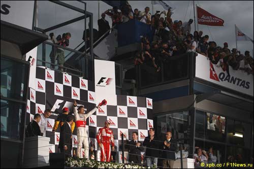 Церемония награждения на подиуме в Австралии проводится при искусственном освещении…