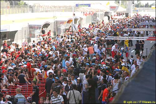 Гран При Испании. Болельщики на пит-лейн перед началом уик-энда
