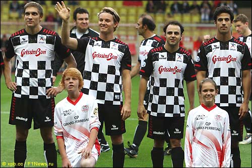 Виталий Петров, Нико Росберг, Фелипе Масса и Лукас ди Грасси в форме Nazionale Piloti