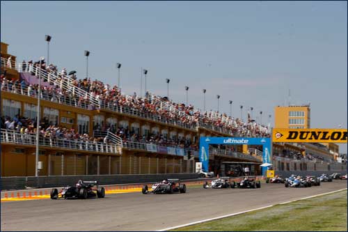 Кевин Магнуссен лидирует на старте гонки в Валенсии