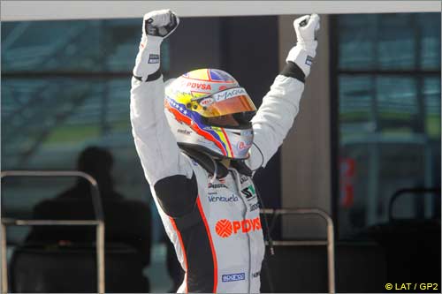 Пастор Мальдонадо празднует победу на Истанбул-парке