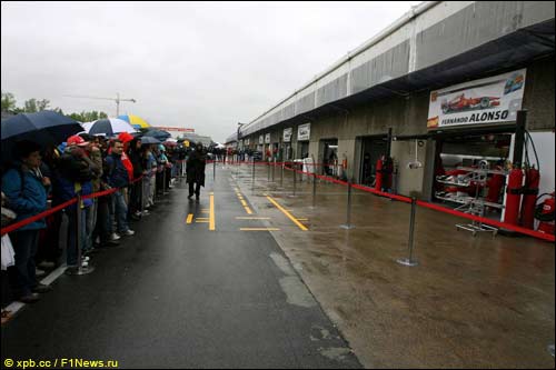 Четверг. Дождь на автодроме