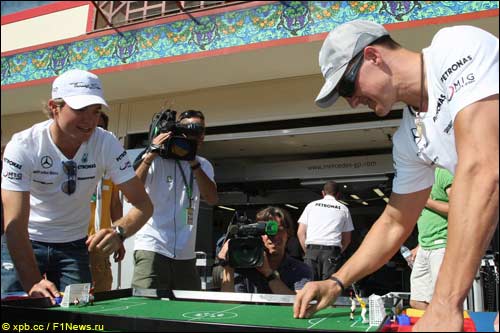 Нико Росберг и Михаэль Шумахер играют в настольный футбол в Валенсии