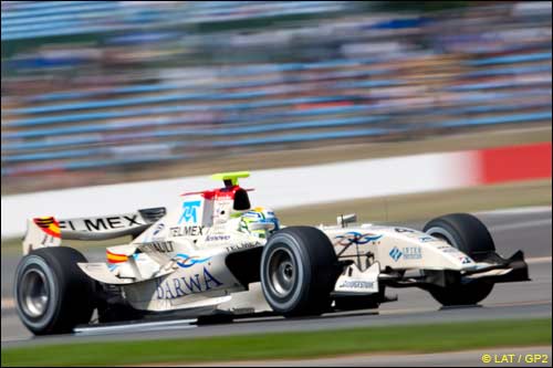 Серхио Перес Мендоза (Barwa Addax) на трассе в Сильверстоуне