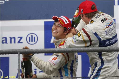 Серхио Перес и Гидо ван дер Гарде на подиуме в Спа