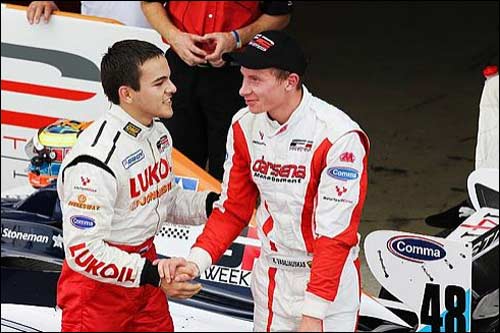 Сергей Афанасьев (слева) поздравляет победителя гонки, Казима Василяускаса