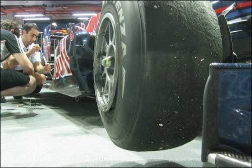 Резина на машине Марка Уэббера. Фото Адама Купера