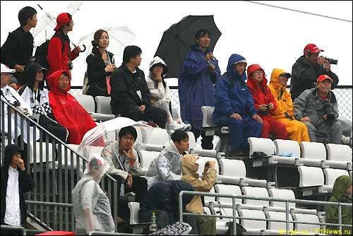 Зонтики на трибунах трассы в Сузуке