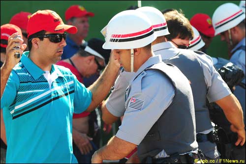 Служба безопасности проверяет болельщиков