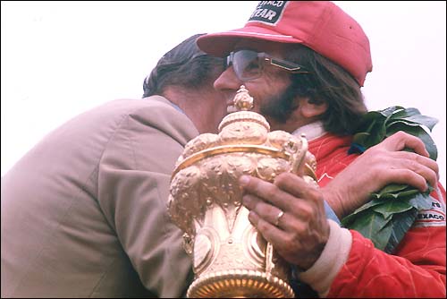 Эмерсон Фиттипальди на подиуме Гран При Великобритании'75