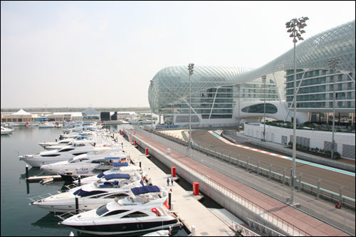 В атмосфере над островом Яс висит легкая дымка