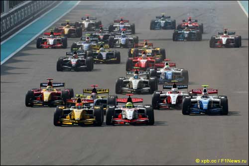 Роман Грожан и Луис Разия спорят за лидерство на стартовой прямой. Будущий победитель Давиде Вальсекки - крайний справа