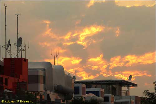 Закат над паддоком Хунгароринга