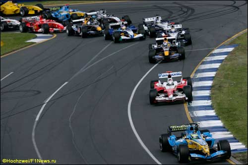 Джанкарло Физикелла лидирует в первом повороте Гран При Австралии 2005 года