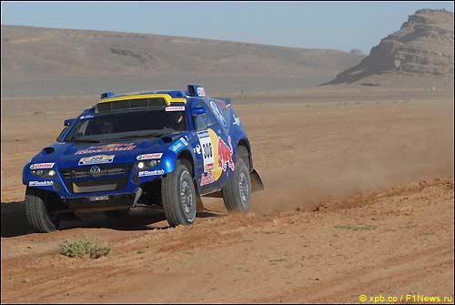 Гоночный VW Toureg на трассе Дакара