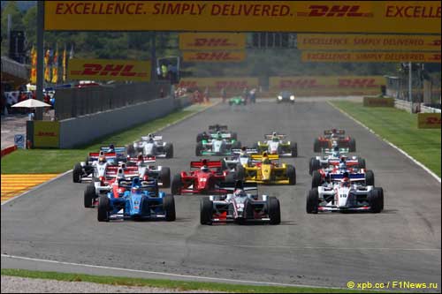 Старт гонки Формулы 2