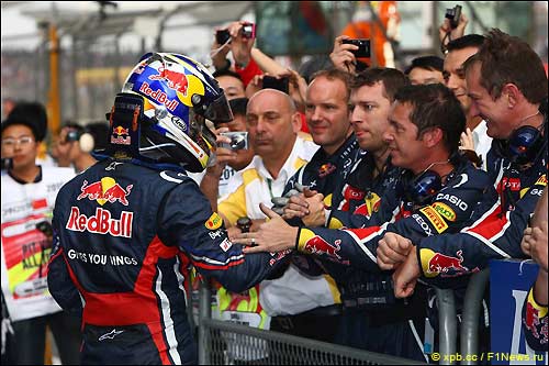 Команда поздравляет Себастьяна Феттеля после финиша Гран При Китая