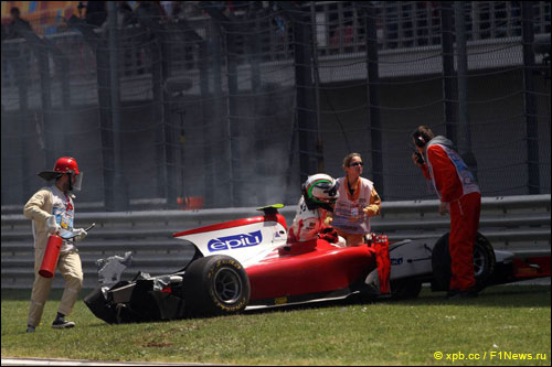 Давиде Ригон пытается выбраться из разбитой в аварии машины