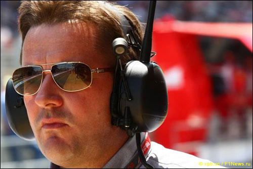 Глава гоночных программ Pirelli Пол Хембри