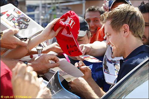 Себастьян Феттель раздает автографы в Монако