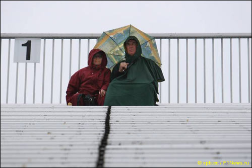 Первые зрители на трибунах автодрома