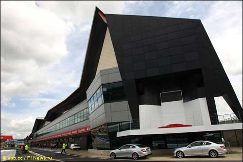 Новый комплекс боксов и паддок в Сильверстоуне