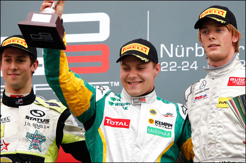 Александер Симс, Валттери Боттас (в центре) и Найджел Мелькер на подиуме Нюрбургринга