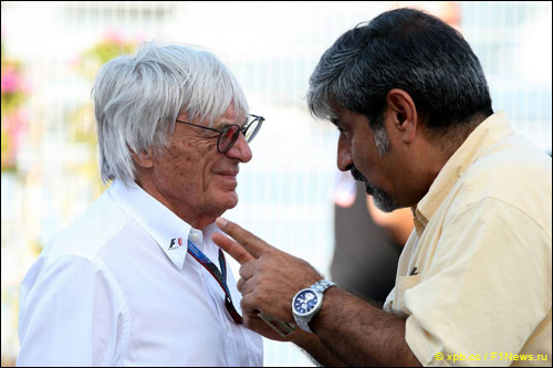 Глава менеджмента Ф1 Берни Экклстоун с руководителем Федерации гоночных клубов Индии Вики Чандхоком