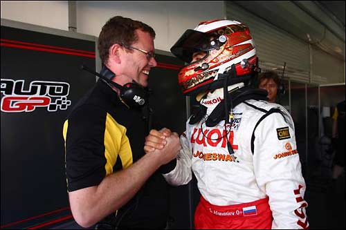 Сергей Афанасьев принимает поздравления от команды DAMS