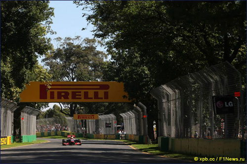 Льюис Хэмилтон на трассе Гран При Австралии