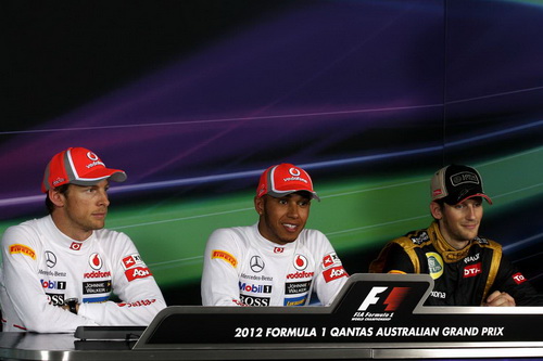 Слева направо: Дженсон Баттон, Льюис Хэмилтон, Роман Грожан