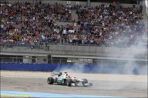 Михаэль Шумахер развлекает публику, крутя 