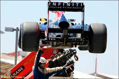 Эвакуация машины Себастьяна Феттеля