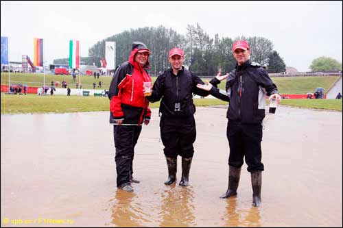 Болельщикам пришлось взять с собой резиновые сапоги