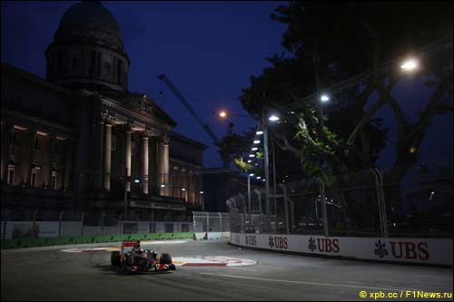 Дженсон Баттон на прошлогоднем Гран При Сингапура