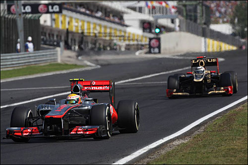 Кими Райкконен преследует Льюиса Хэмилтона в заключительной фазе гонки