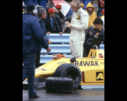 Механики ATS установили дождевые шины на машине Ханса-Йоахима Штука прямо на стартовой прямой